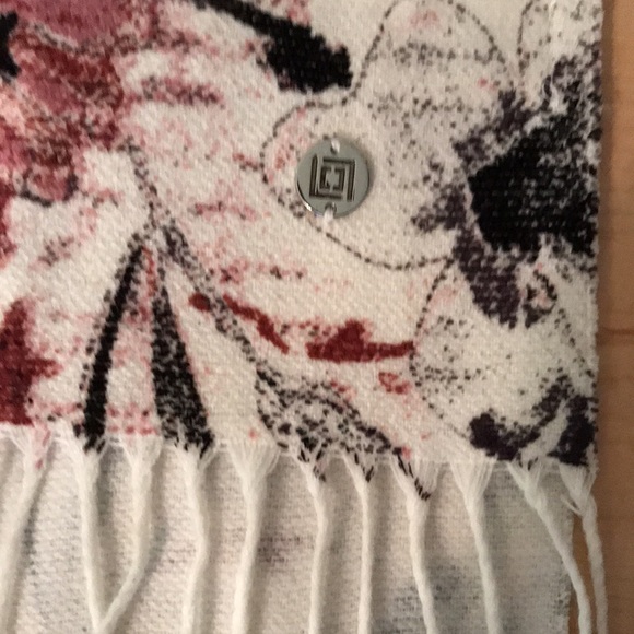 Beautiful, Warm Liz Claiborne Scarf - Picture 3 of 4